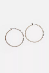 HAMMERED METAL HOOP EARRING