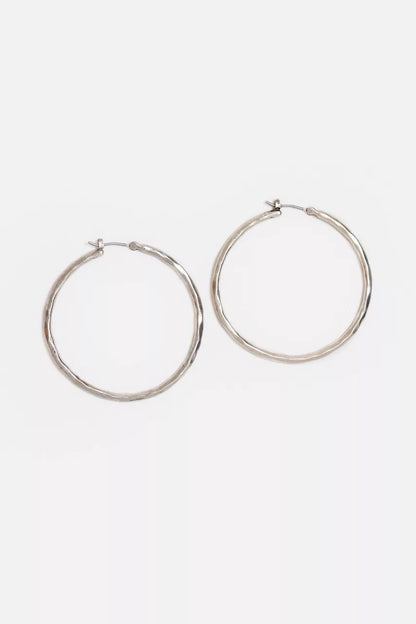 HAMMERED METAL HOOP EARRING